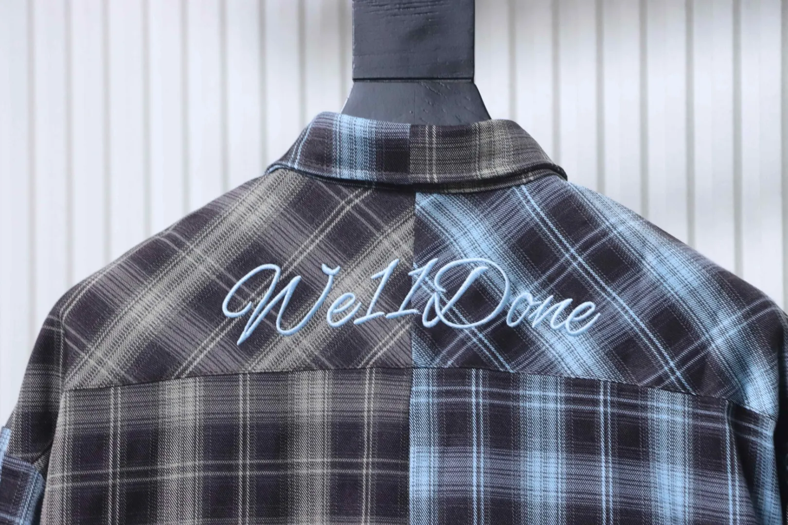 Back Neckline with visible Brand Logo