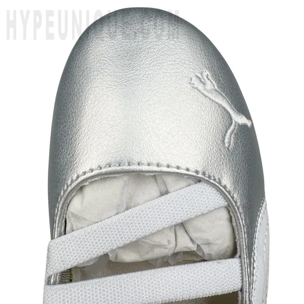 The right foot pair