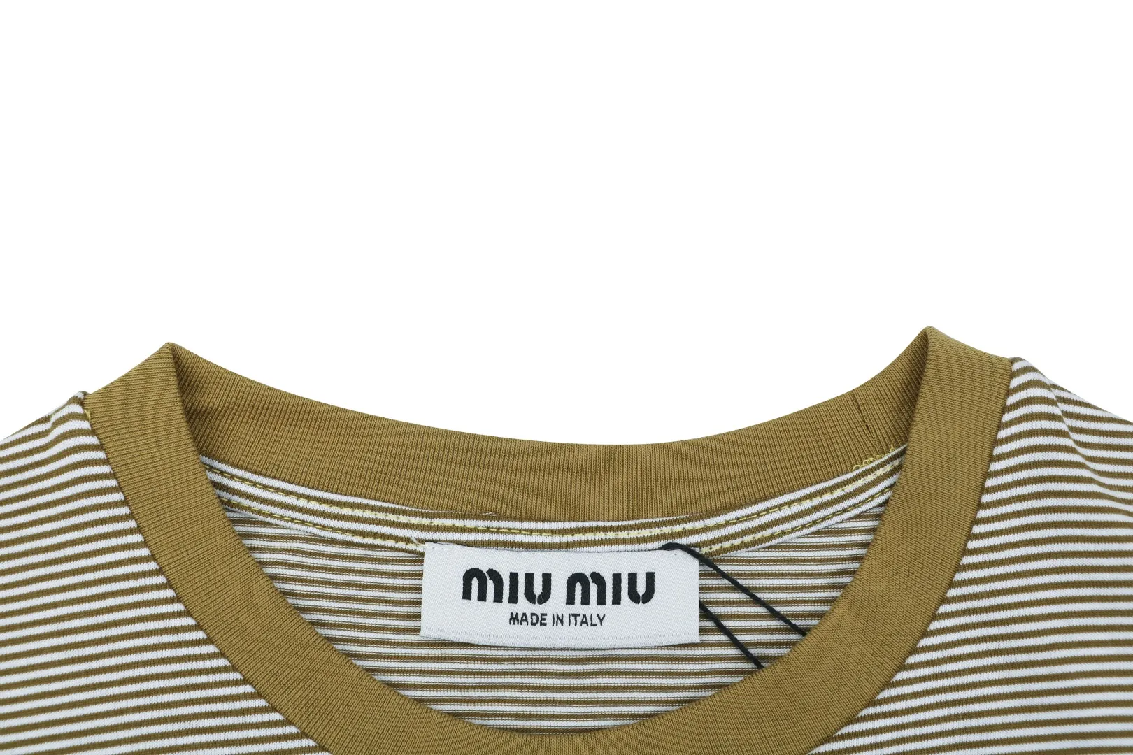 Close-up Neckline