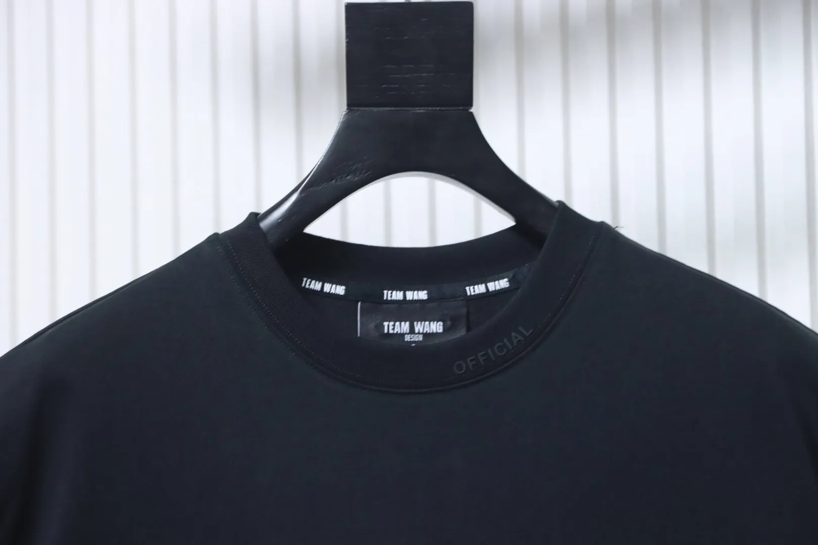 Neckline