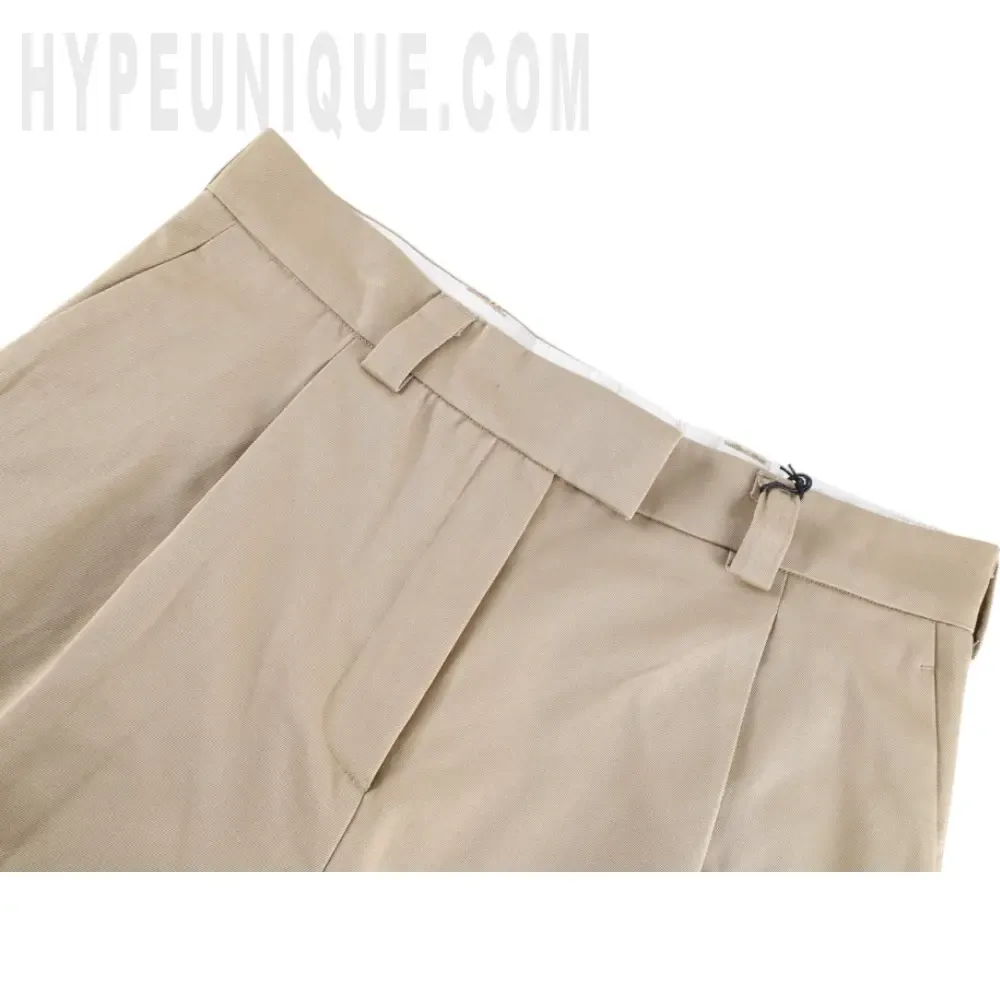 Elastic waistband detail image of the pants