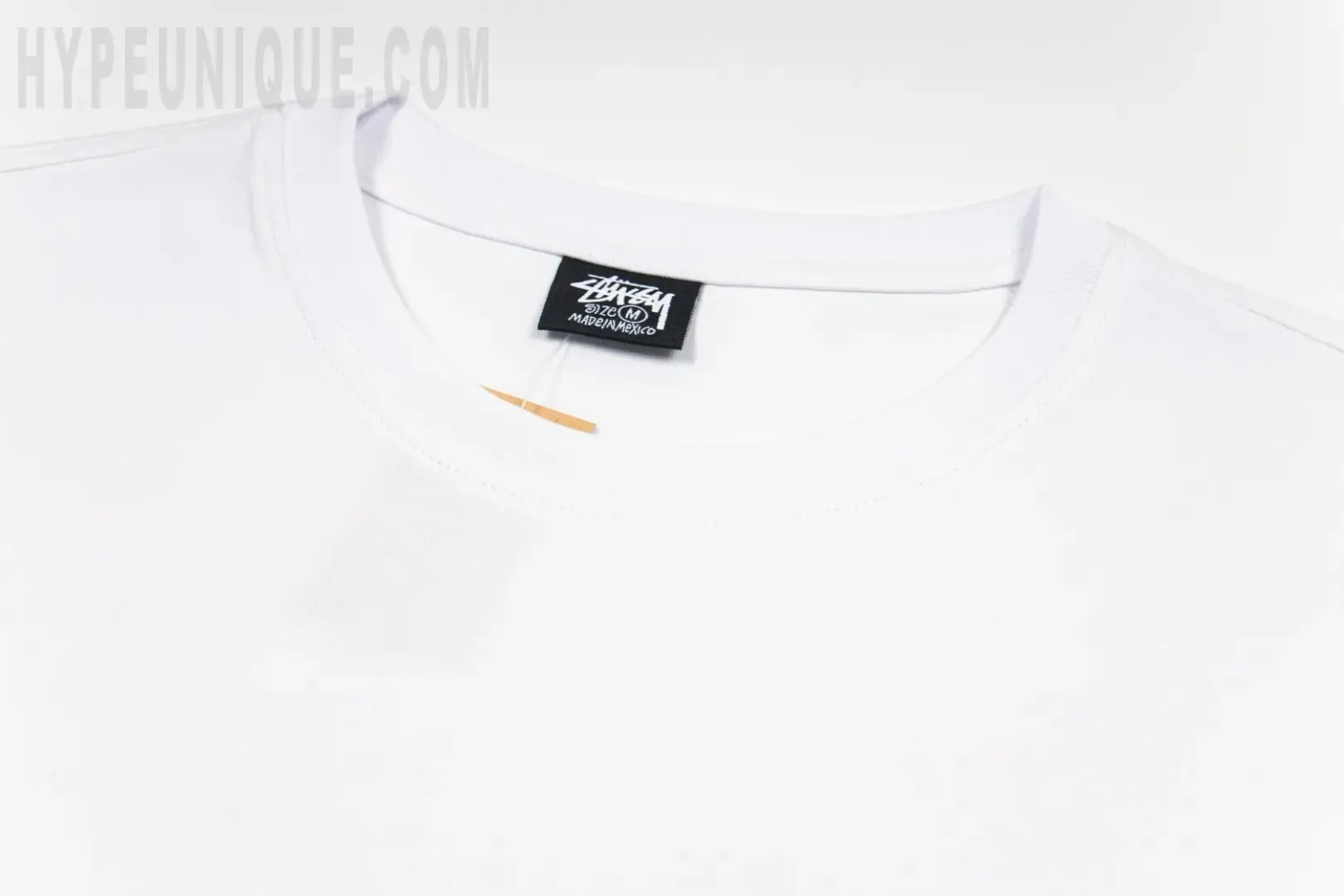 Close-up of the collar detail