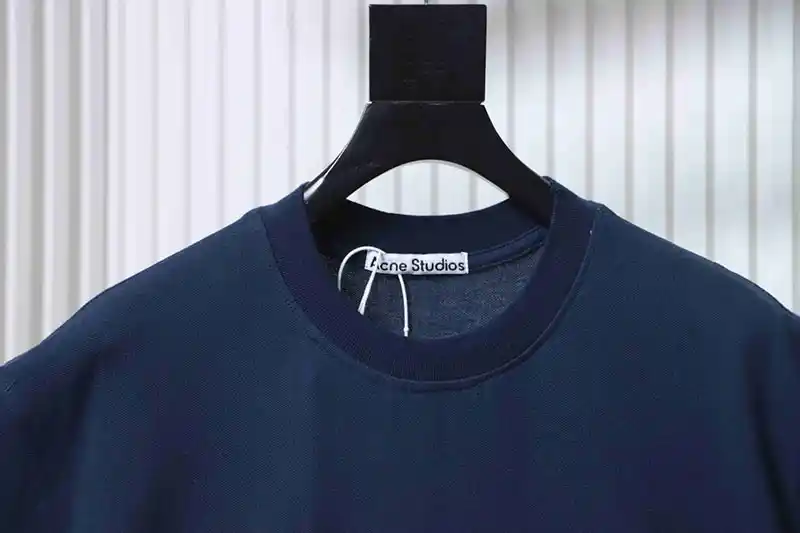 Neckline