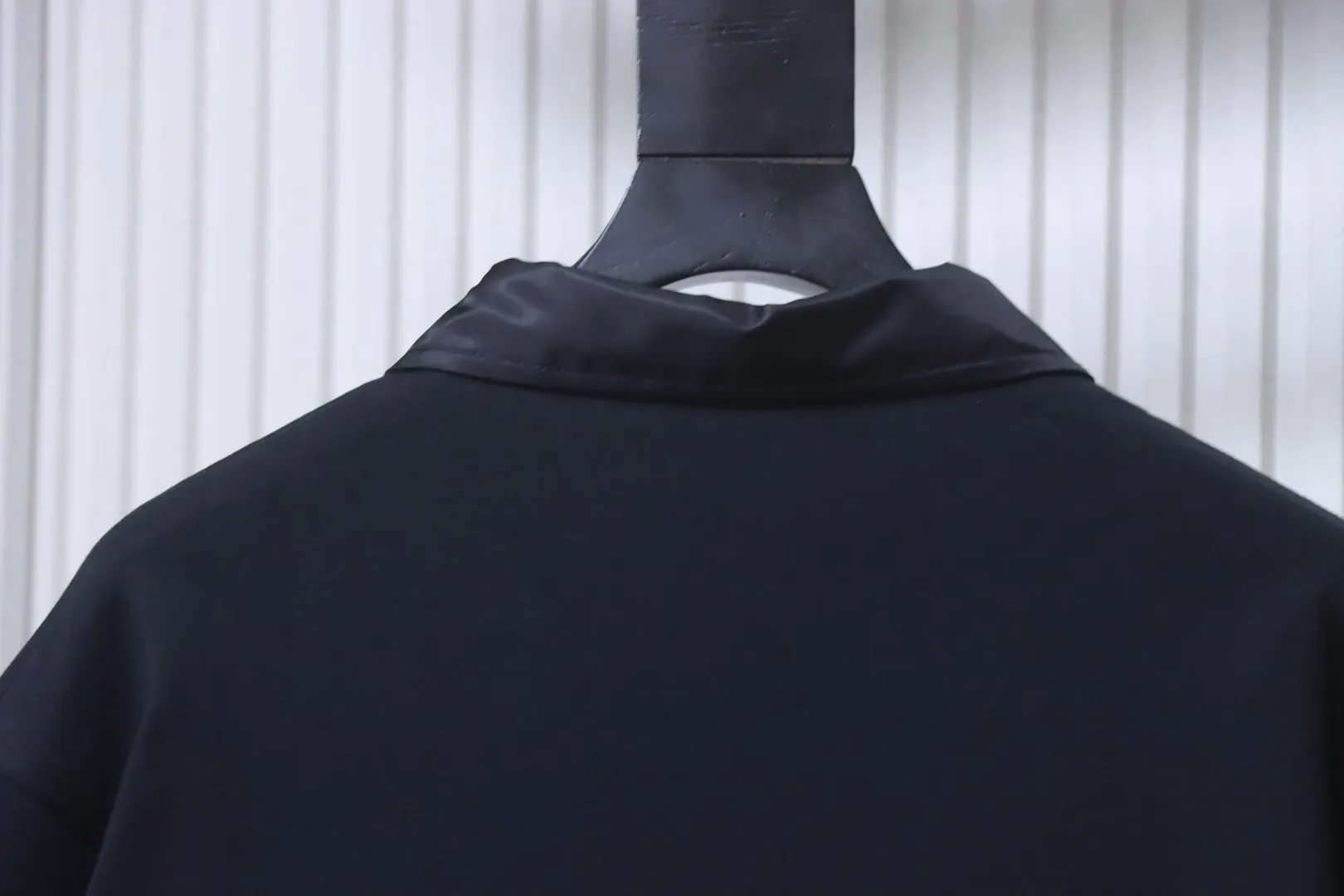 Crew Neck details