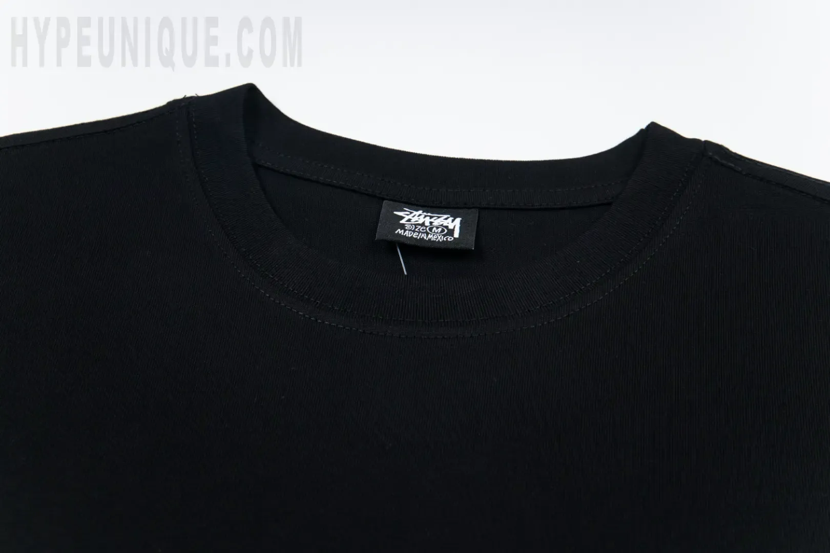 Close-up of the collar detail