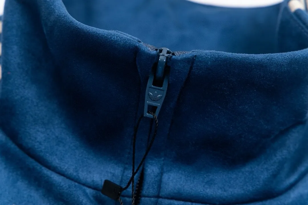 Close up neck with zipper