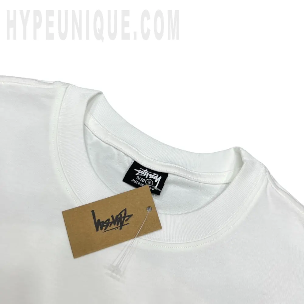Close-up of the collar detail