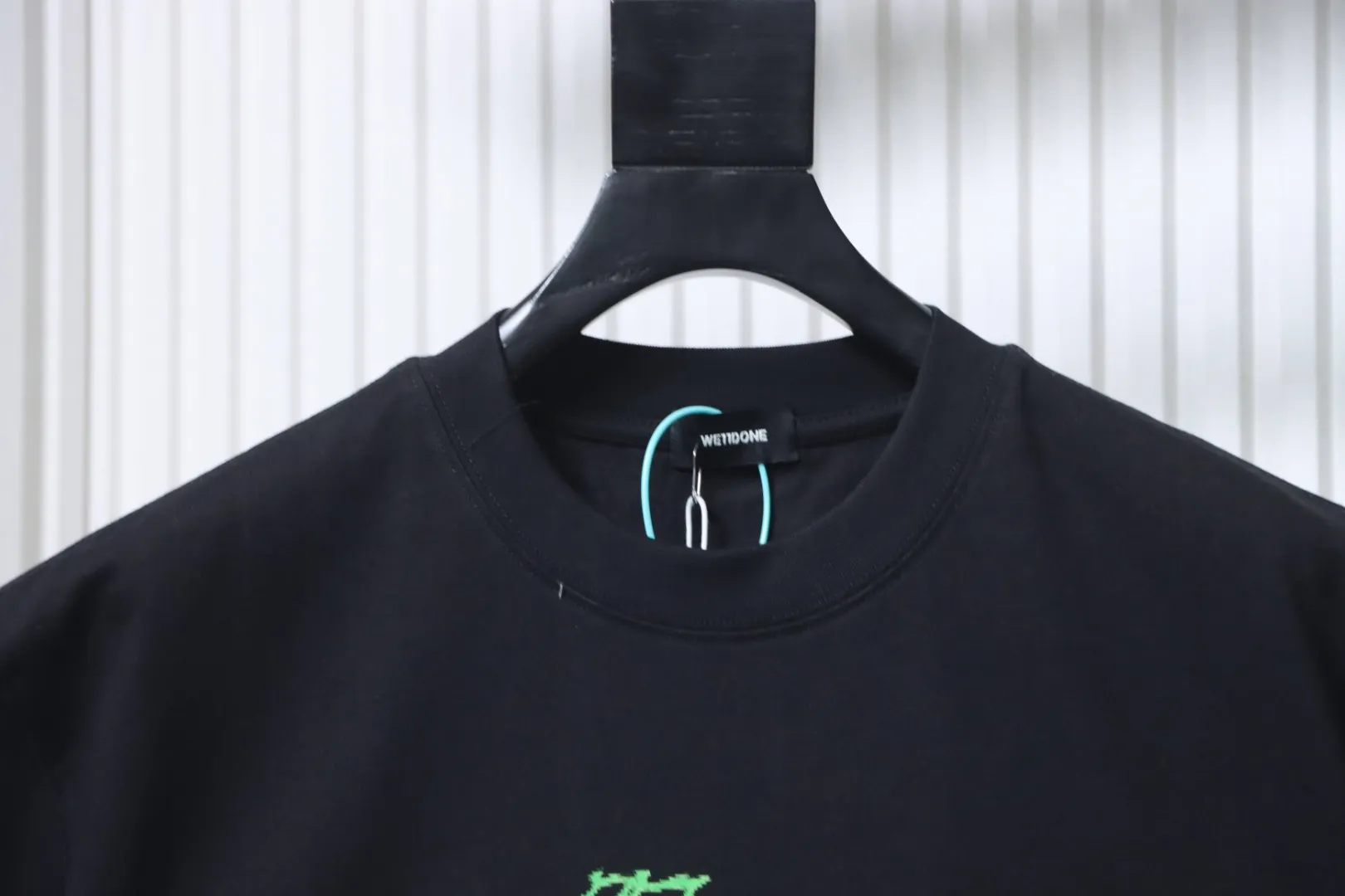 Neckline