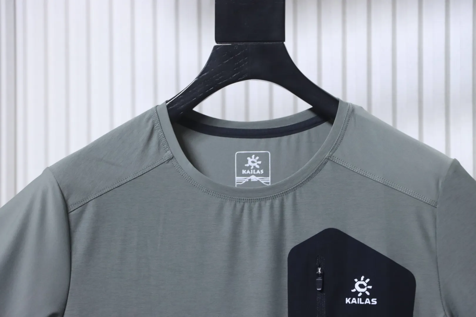 Neckline
