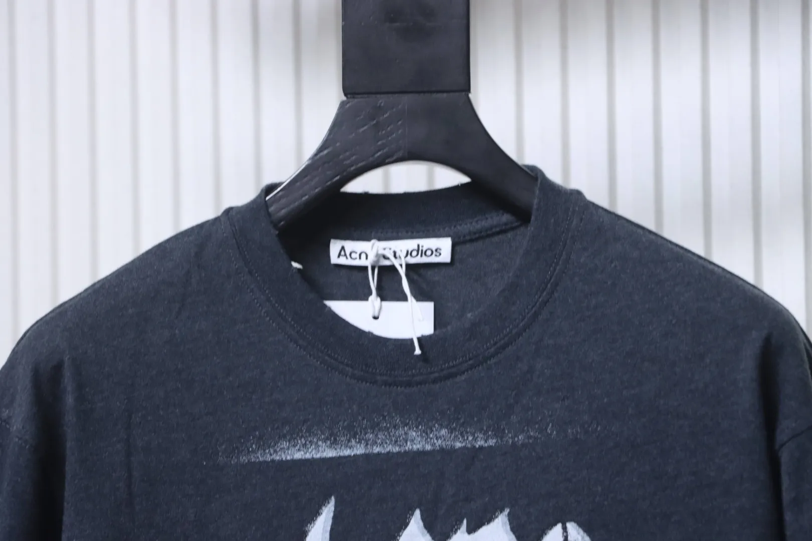 Neckline