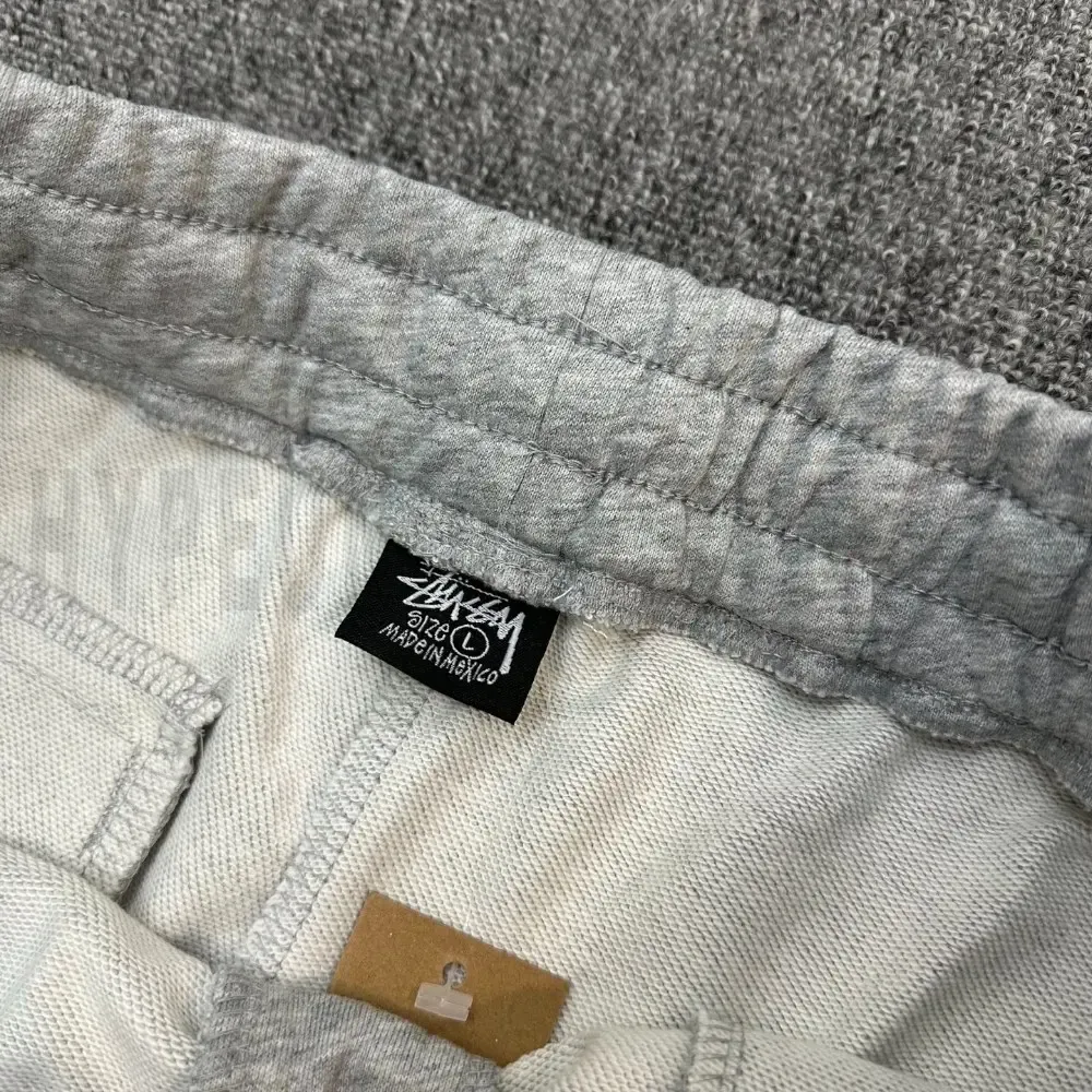 Elastic waistband detail image of the pants