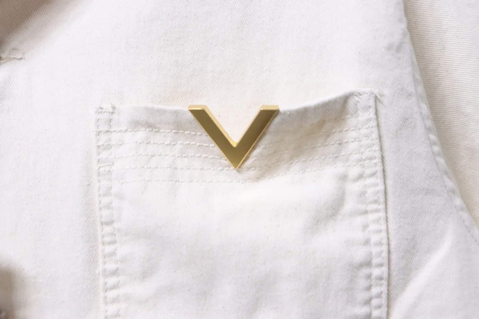 V Logo Pocket