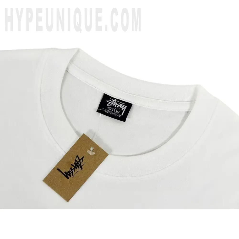 Close-up of the collar detail