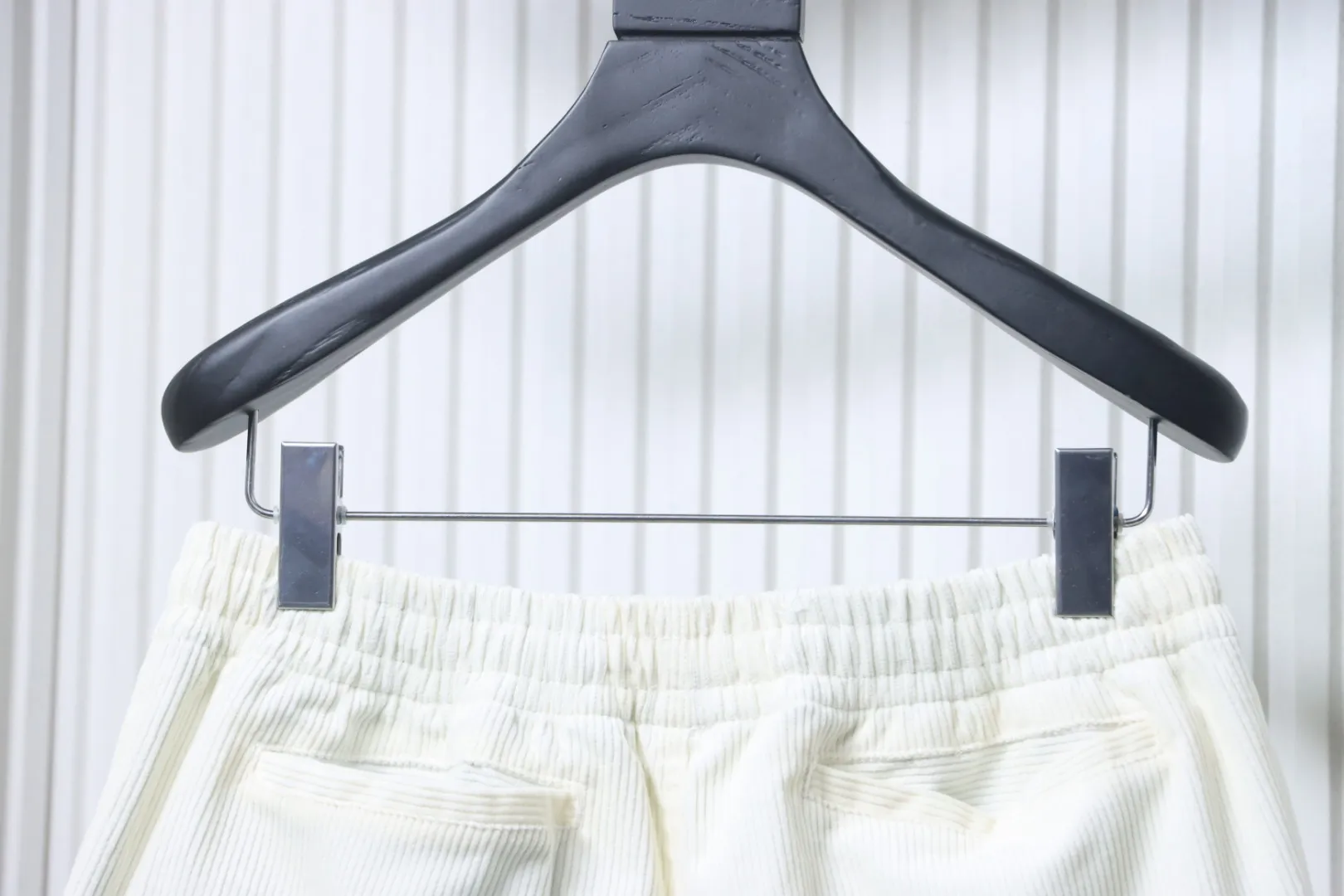 Back Waistline with Visible Pocket