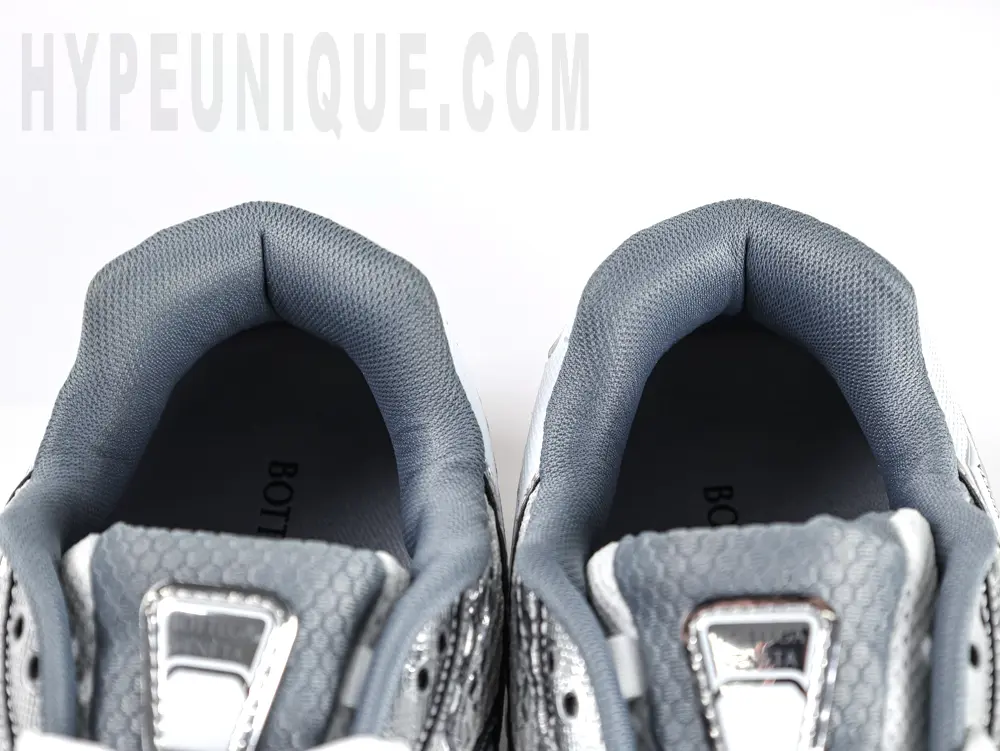 the dark gren shoe mouth