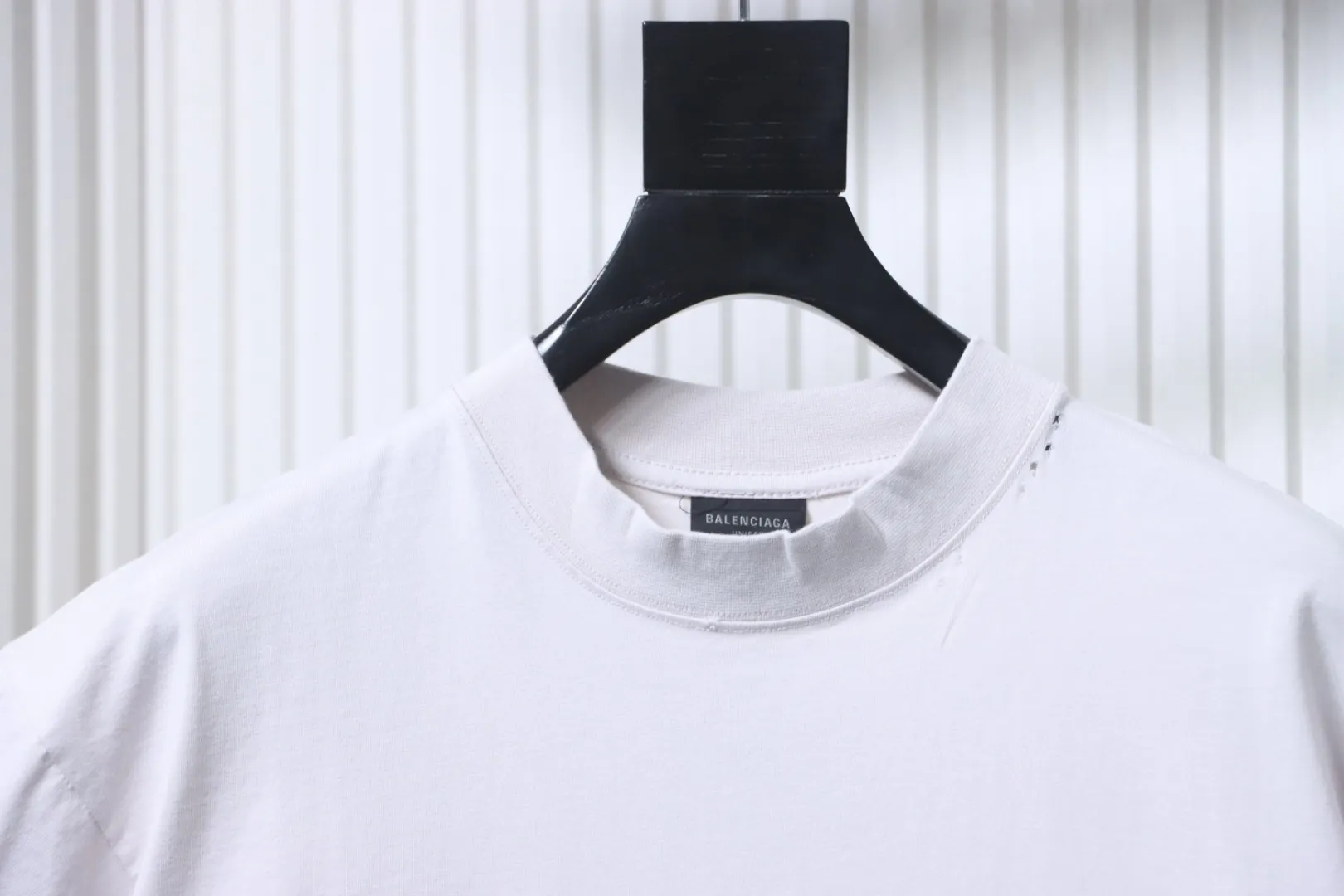 Neckline