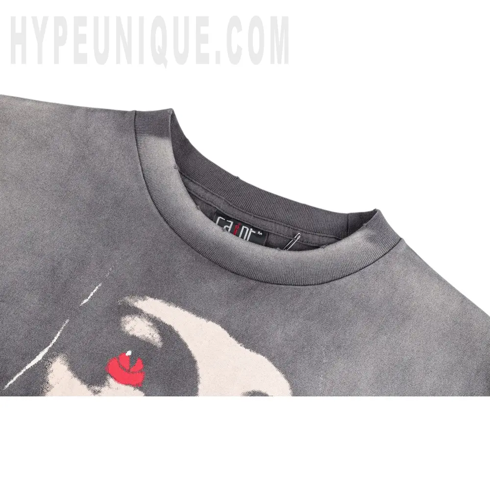 Close-up of the collar detail