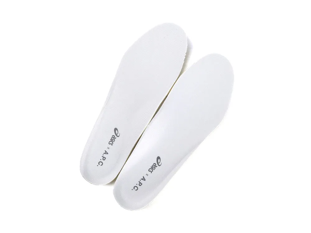 White fabric insoles with printed logo text, designed for shoe comfort.
