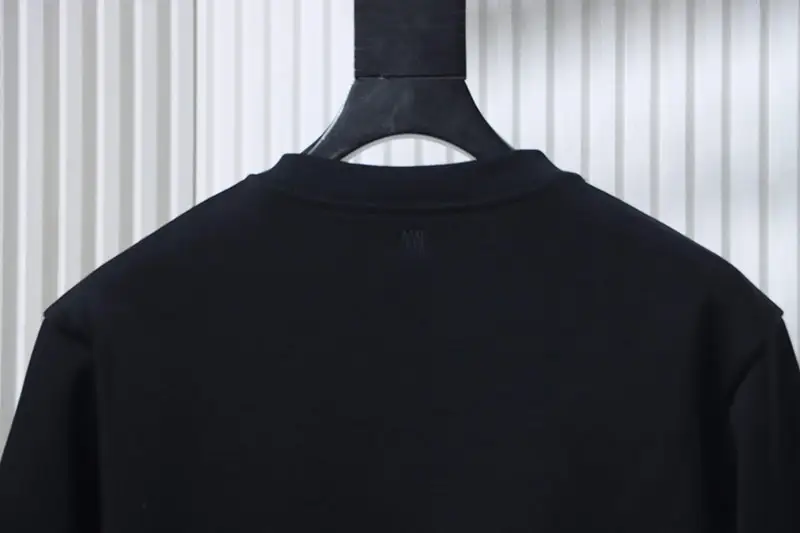 Neckline