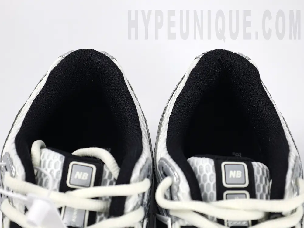 the black shoe mouth