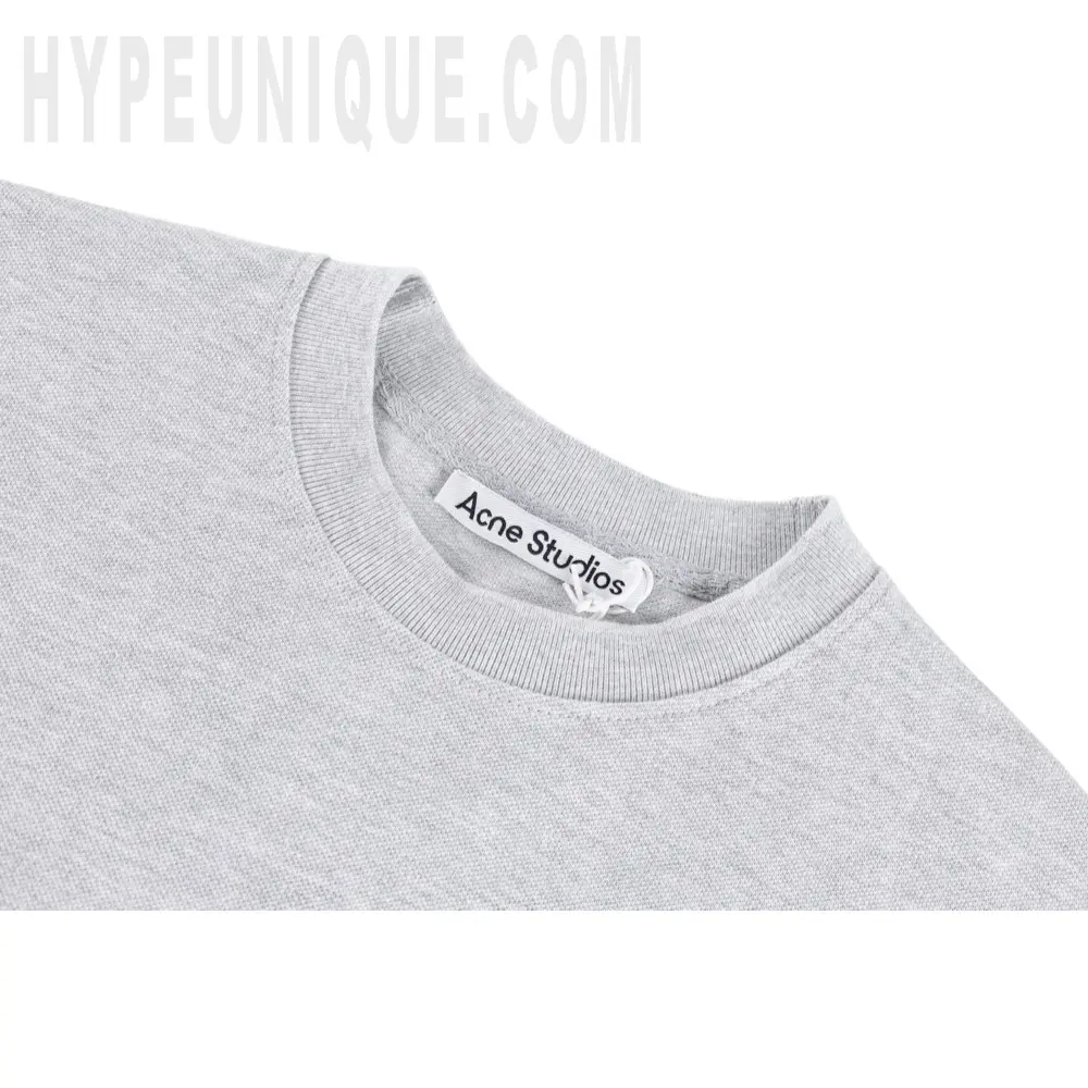 Close-up of the collar detail