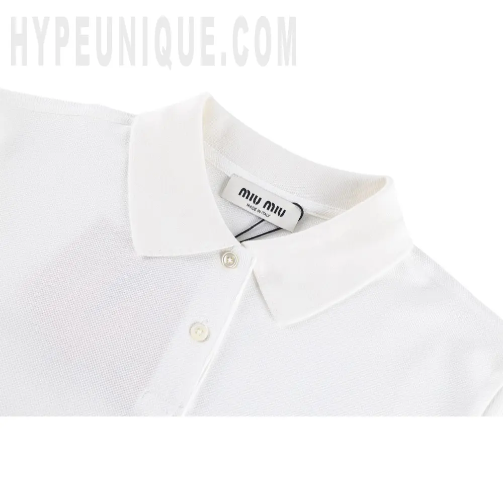 Close-up of the collar detail