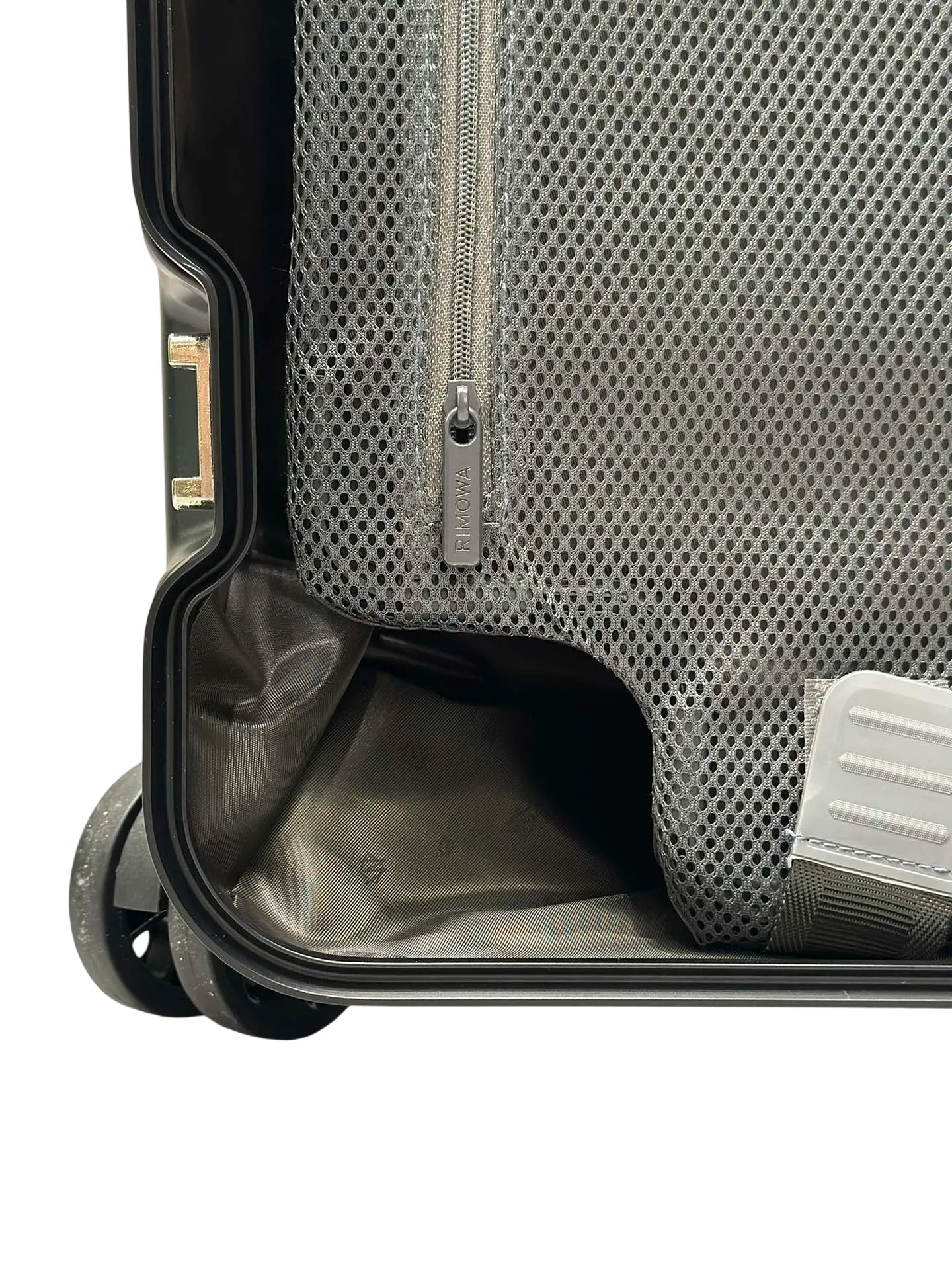 Interior mesh zipper detail