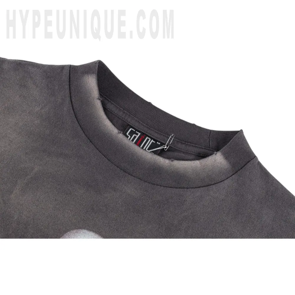 Close-up of the collar detail
