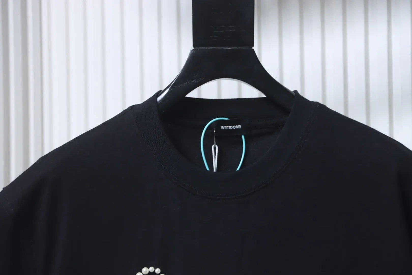Neckline