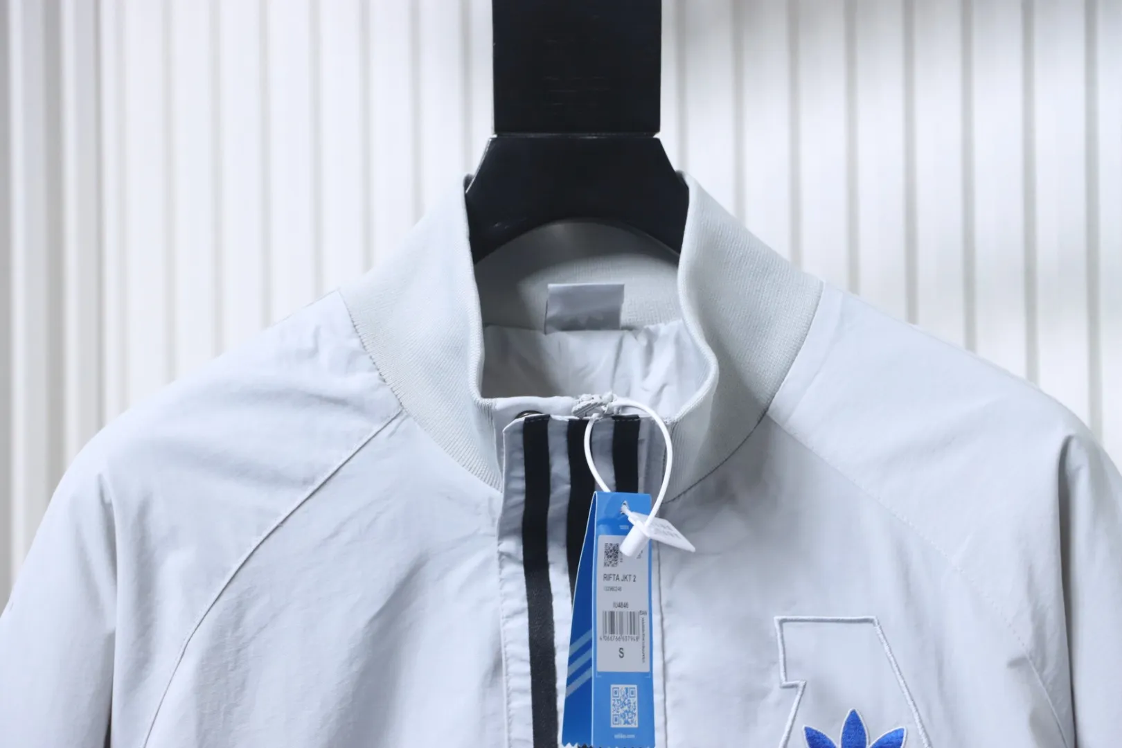 Neckline