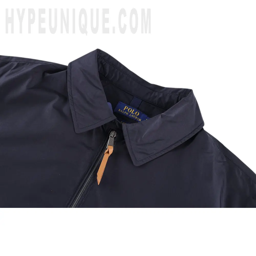 Close-up of the collar detail