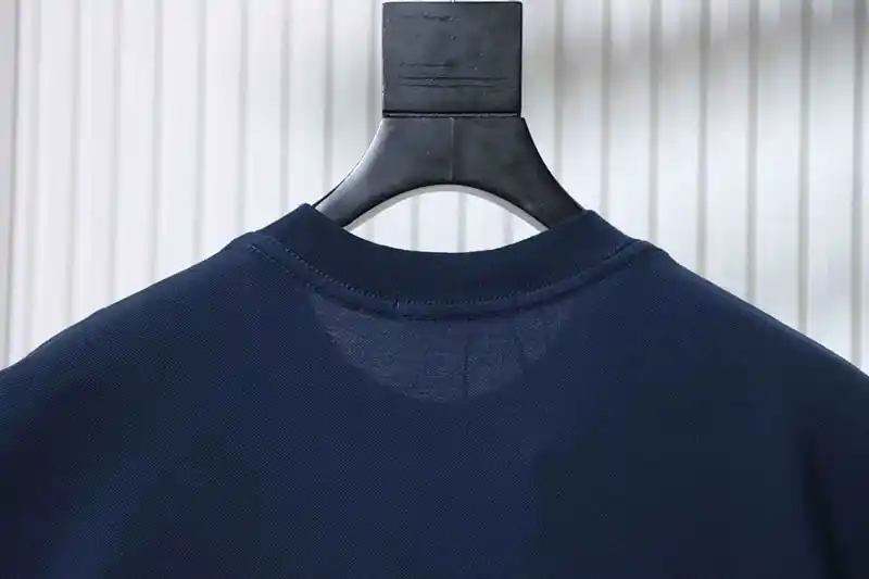 Neckline