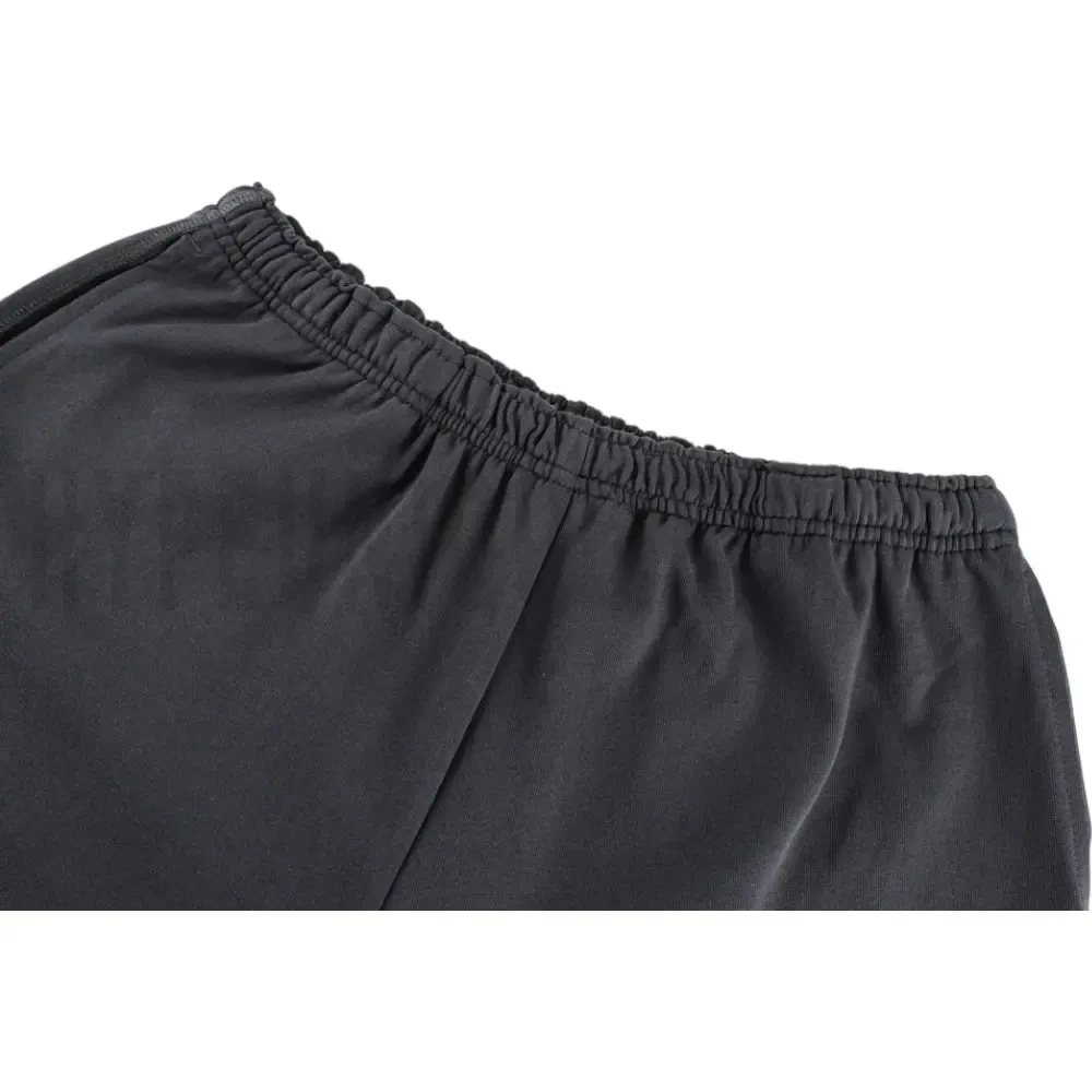 Elastic waistband detail image of the pants