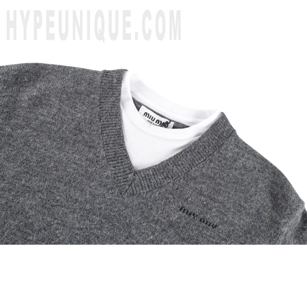 Close-up of the collar detail