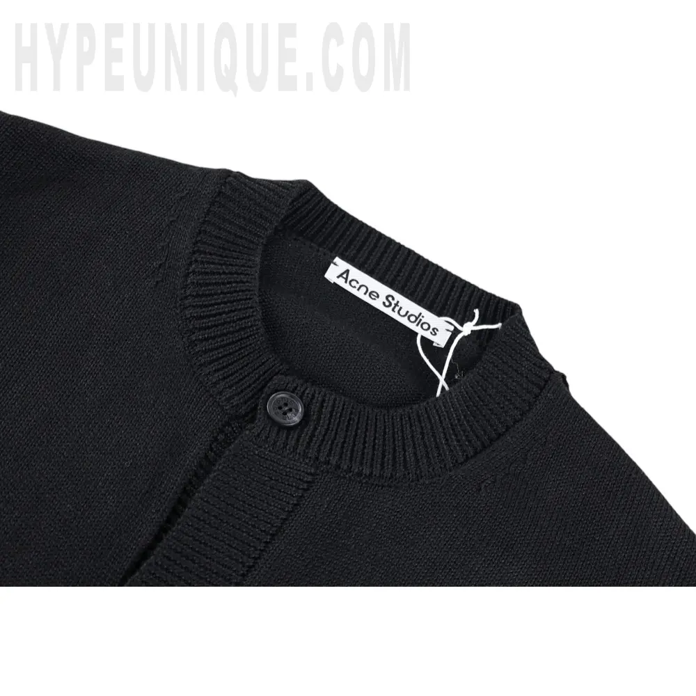 Close-up of the collar detail