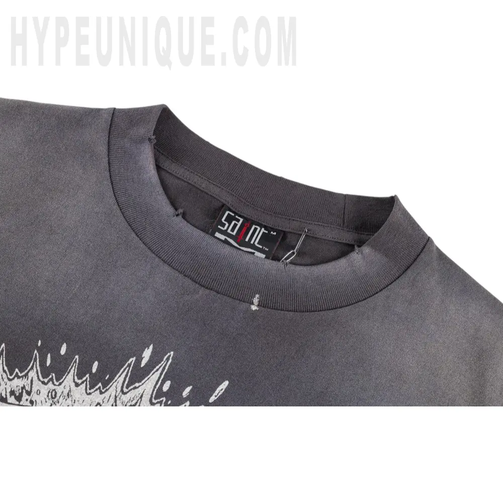 Close-up of the collar detail