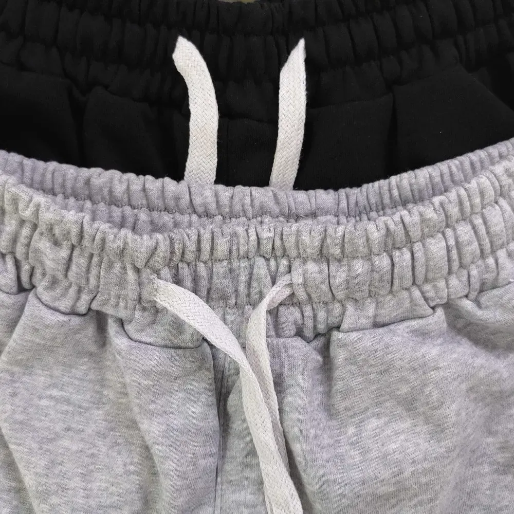 Elastic waistband detail image of the pants