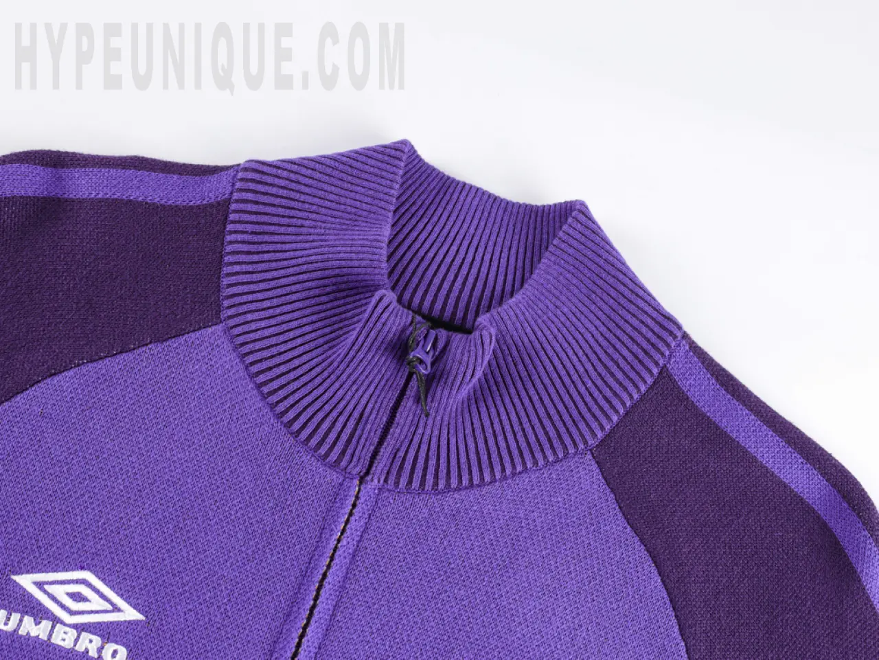 Details of the collar of the purple version