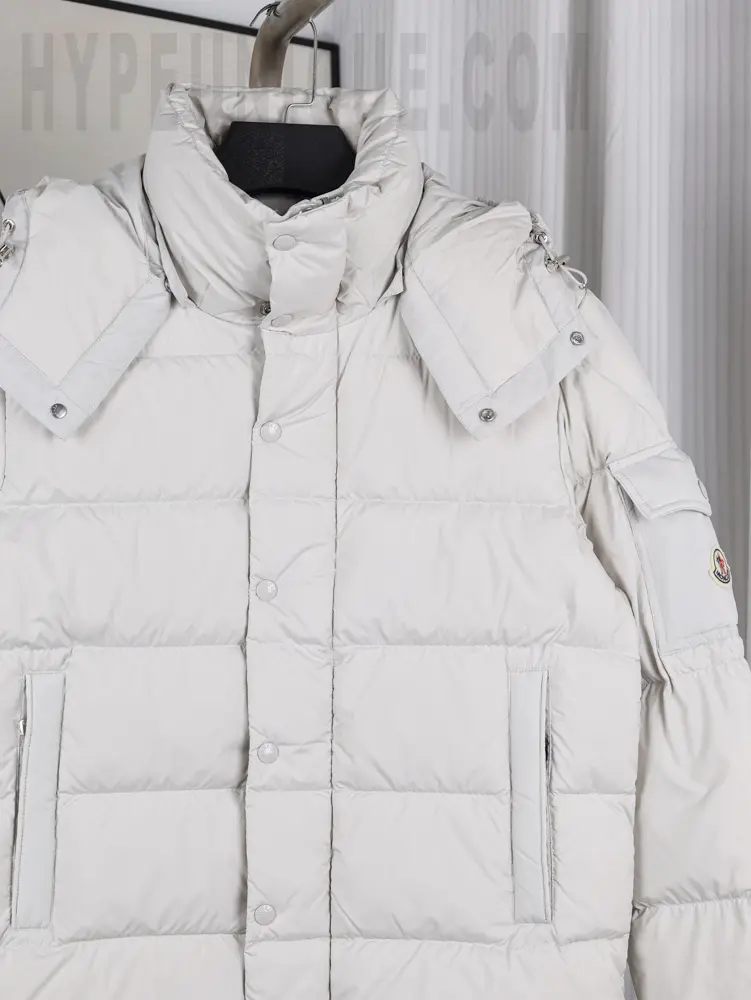 Front view of the white panel area on the Mk Maya 70 Matte Coat.