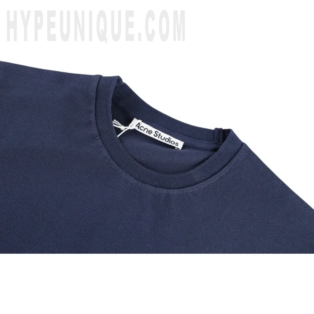 Close-up of the collar detail