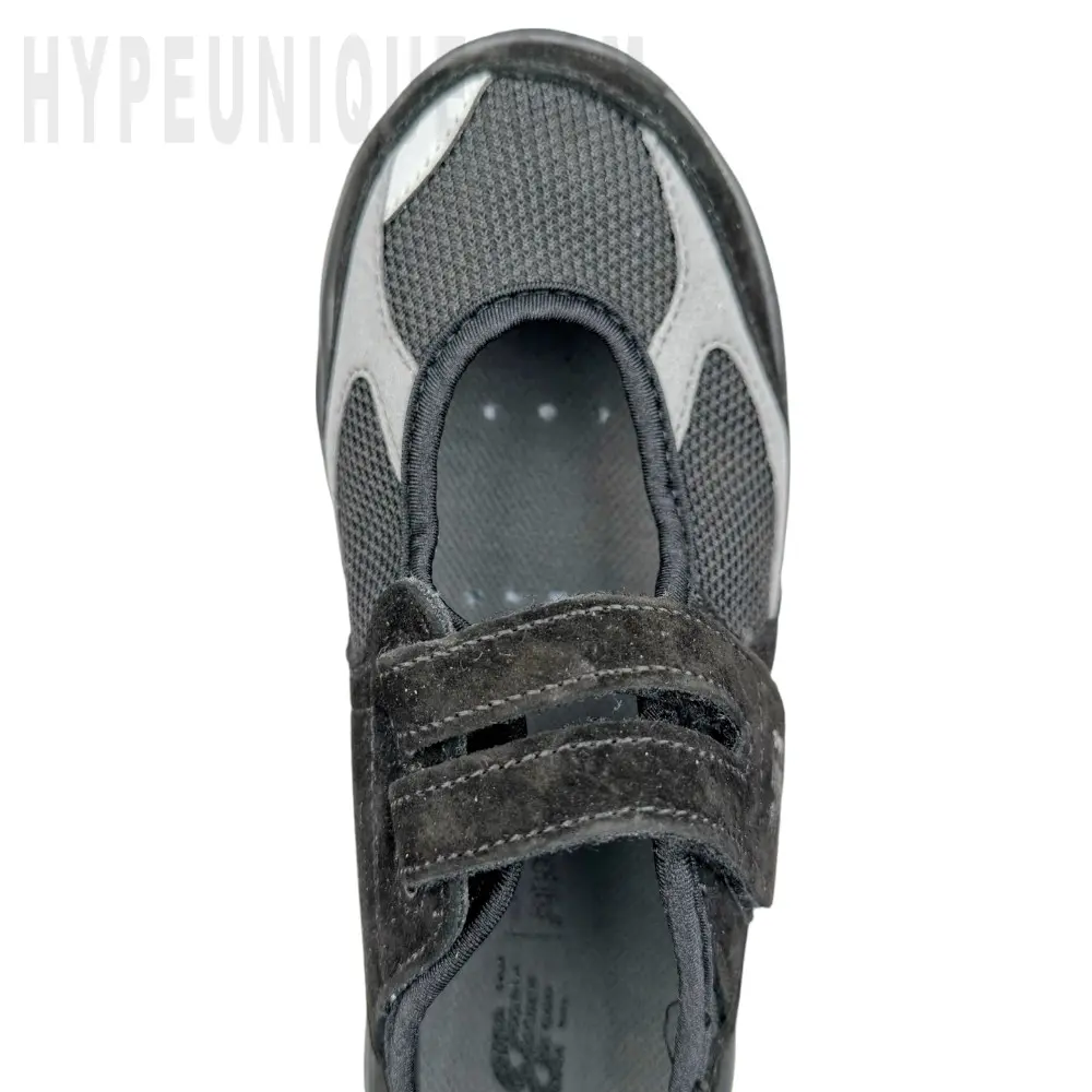 The right foot pair