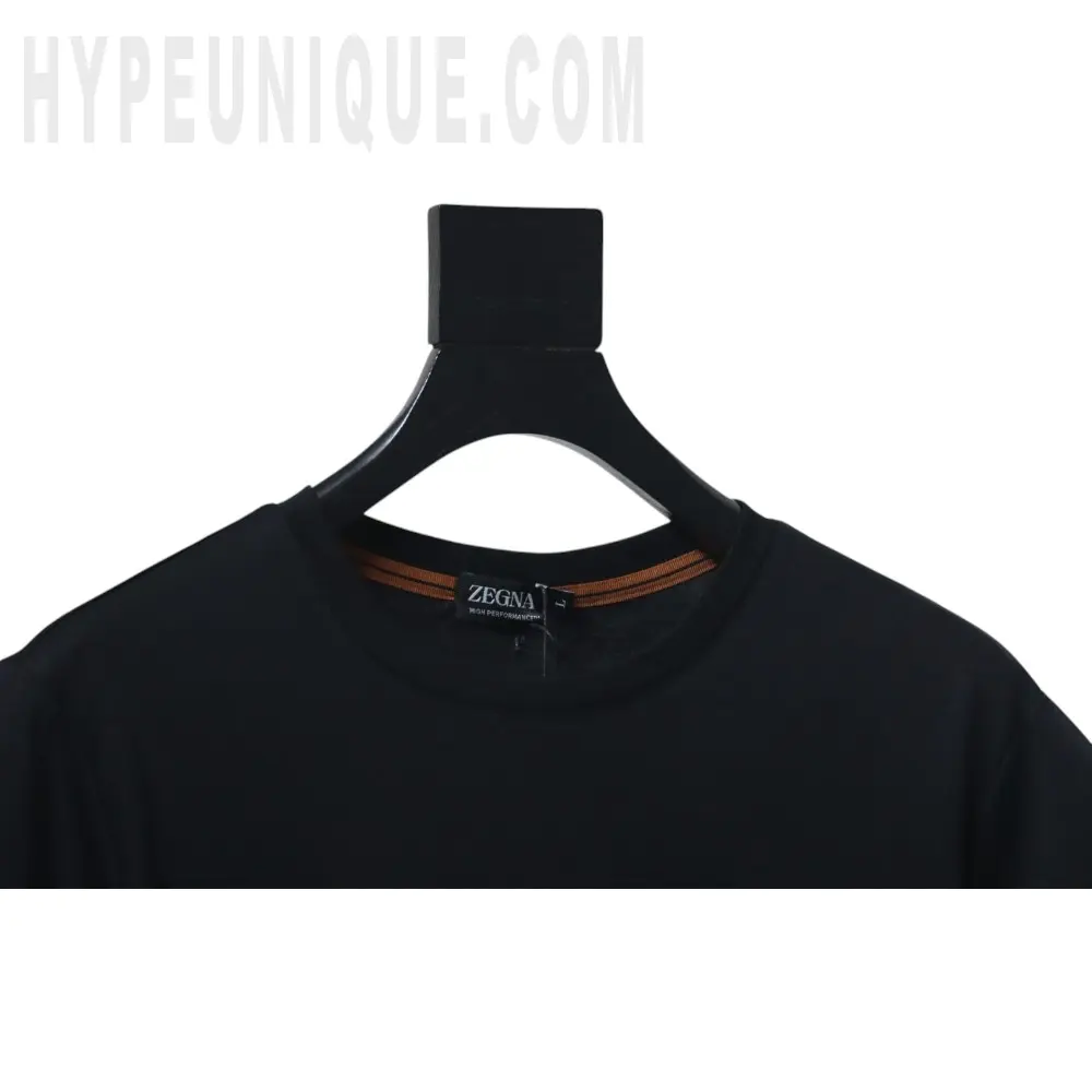 Close-up of the collar detail