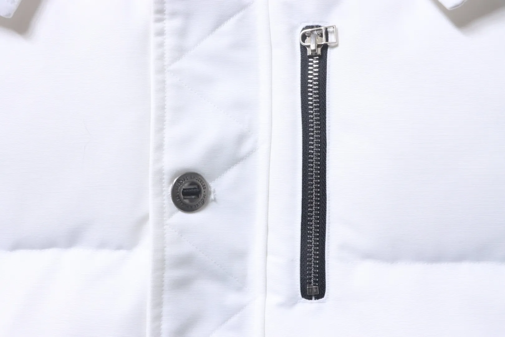 Pocket with Zipper Detail