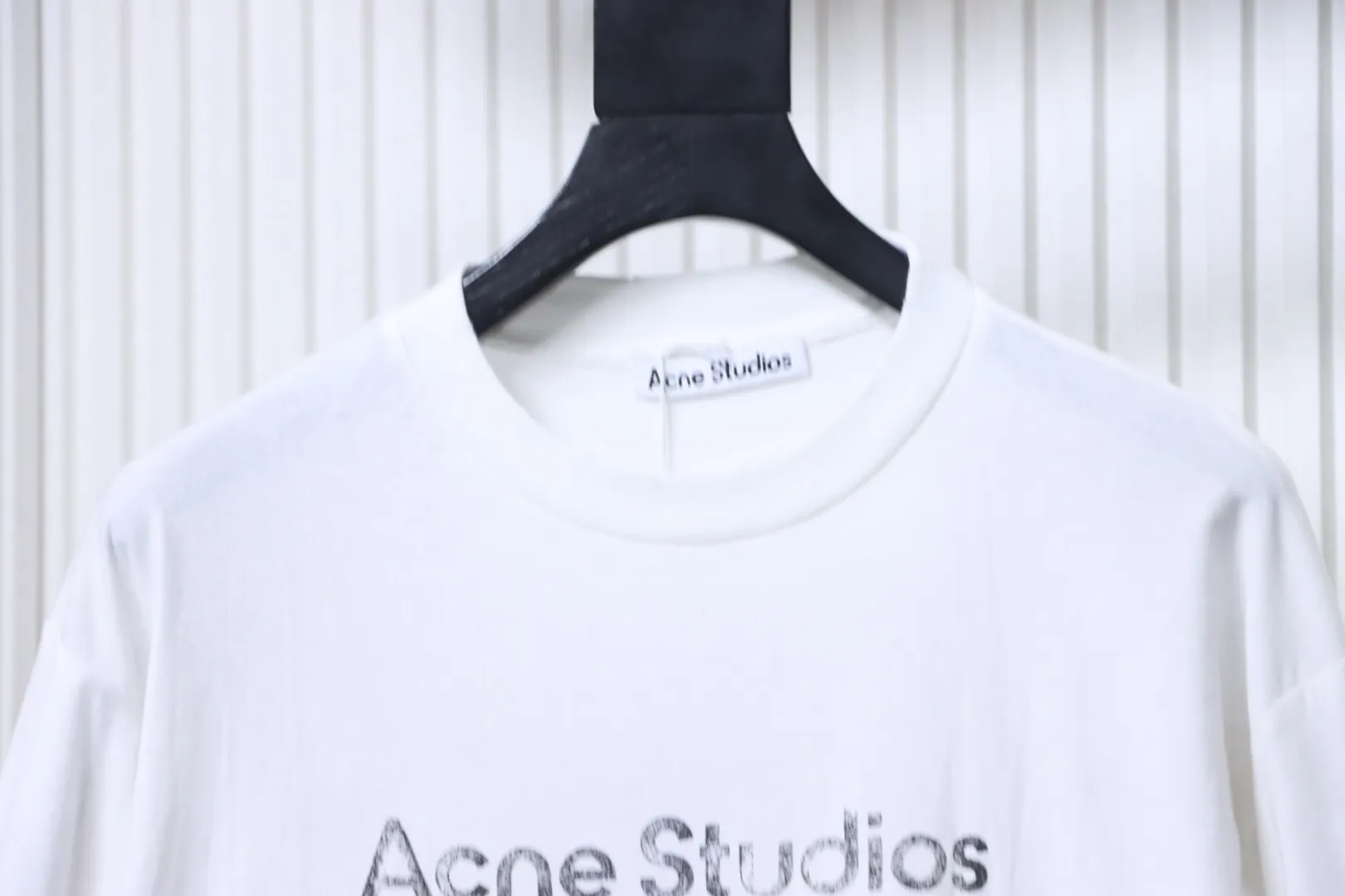 Neckline