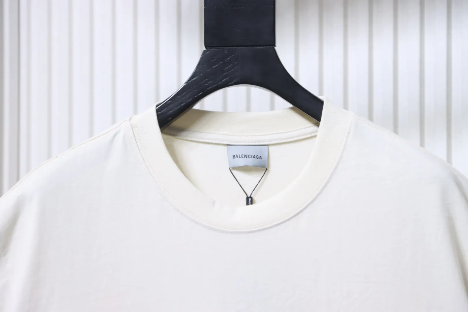 Neckline