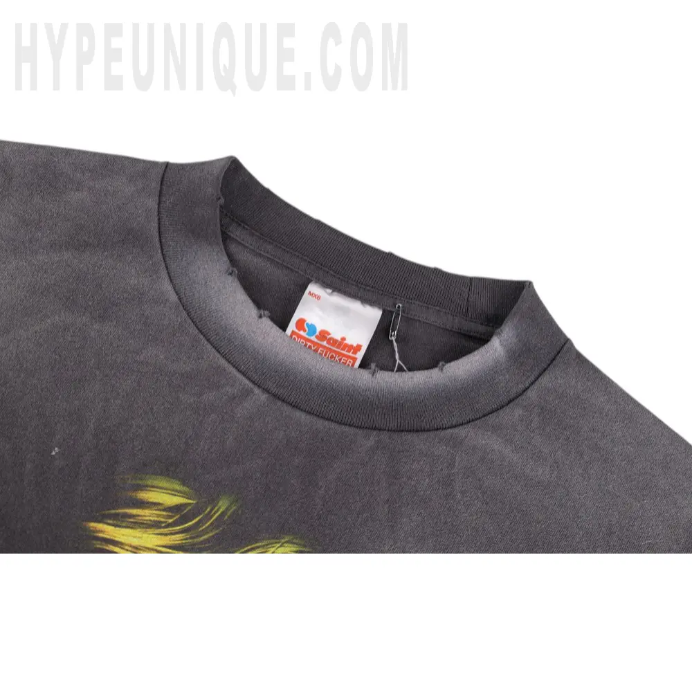 Close-up of the collar detail