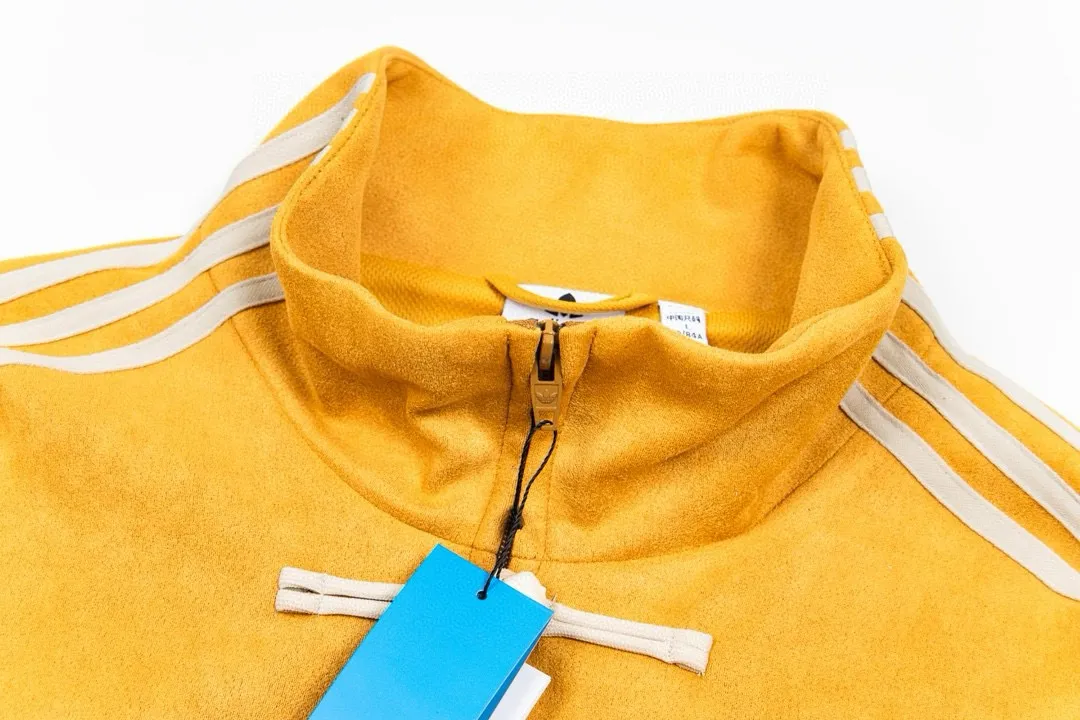 Close up neck with zipper