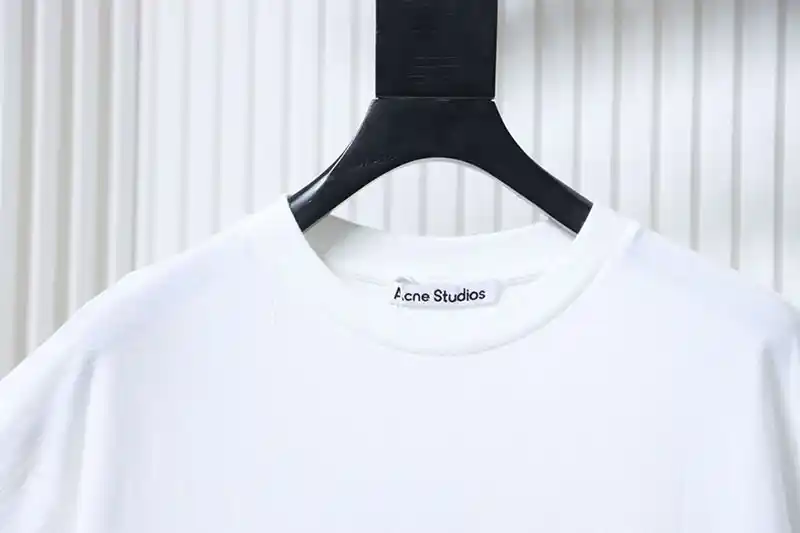 Neckline