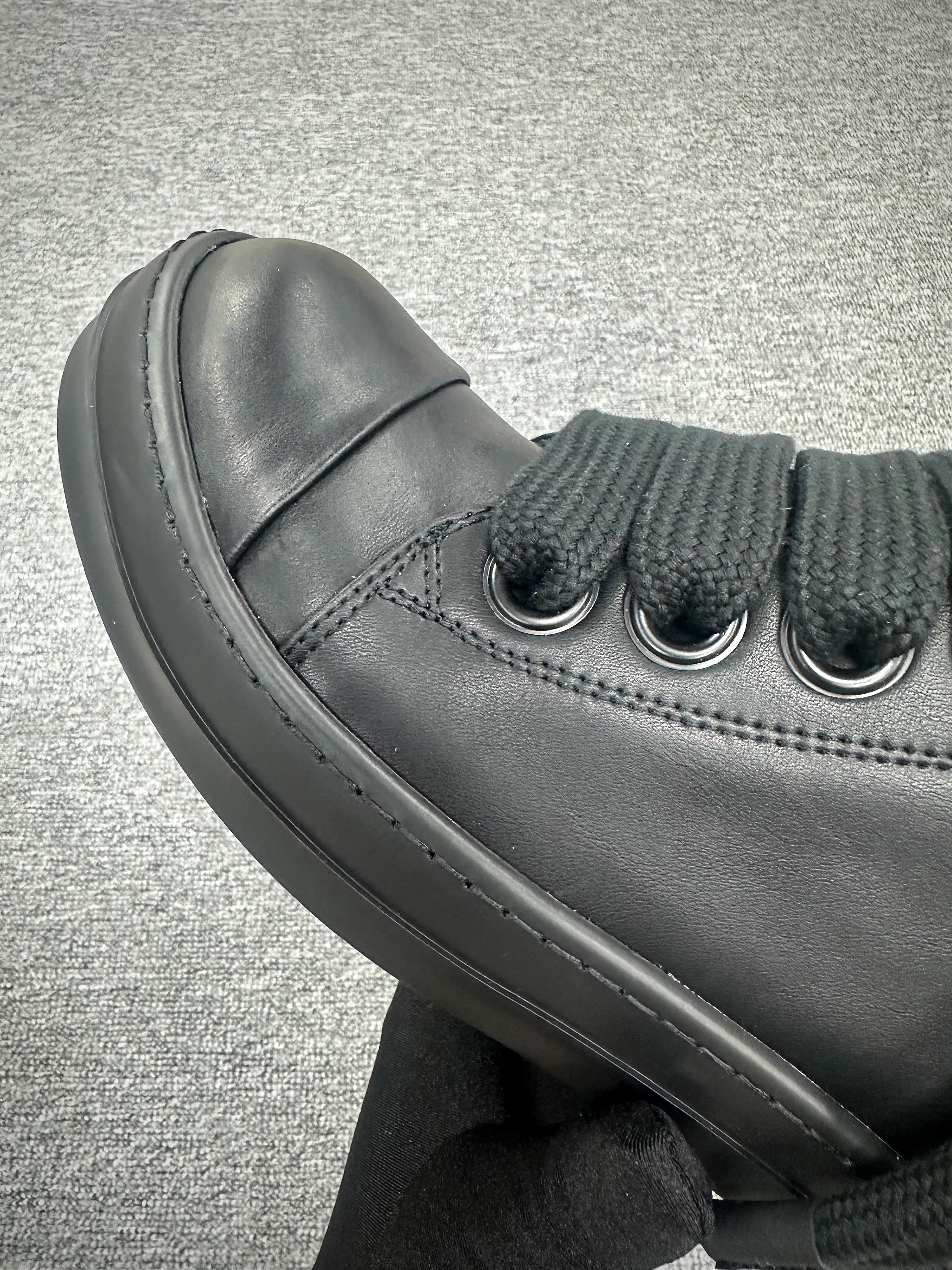 Mesh Toe Cap Front Toe Detail