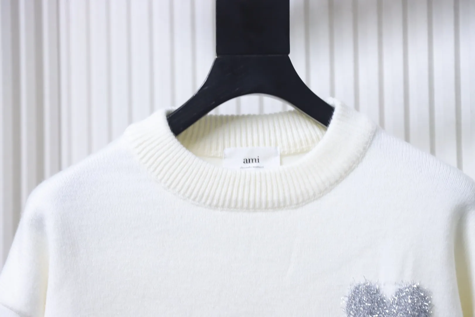 Neckline